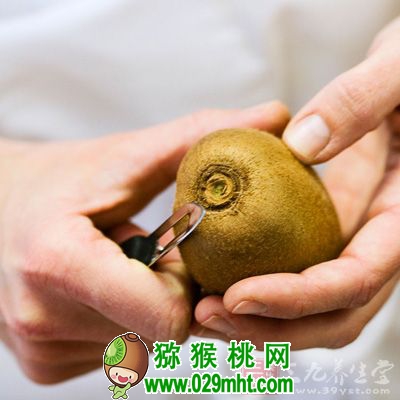 先将<a href=http://www.linux-china.com target=_blank class=infotextkey>奇异果</a>两端的切掉 先将<a href=http://www.linux-china.com target=_blank class=infotextkey />奇异果</a>两端的切掉